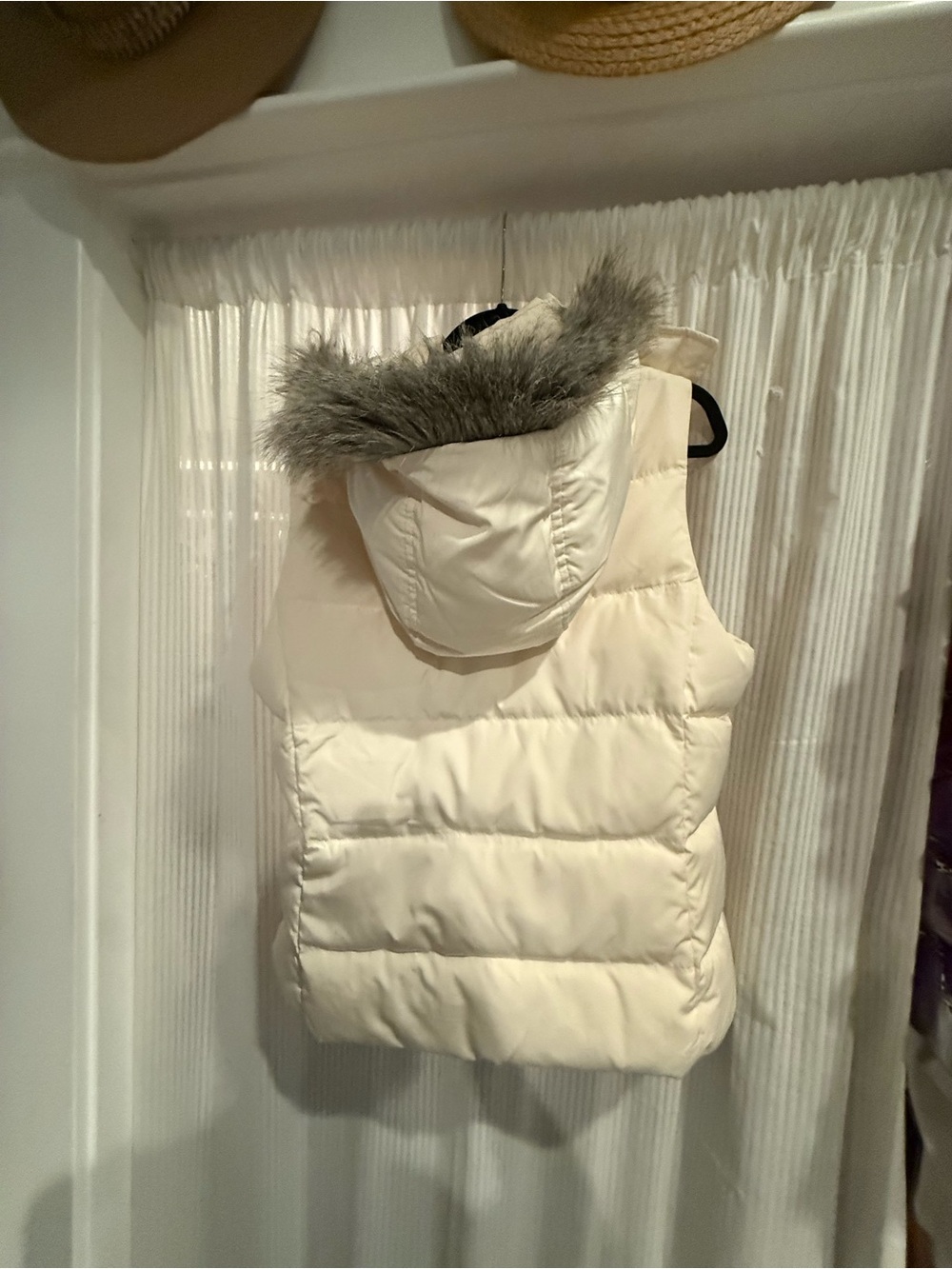New Talbots Cream Quilted Hooded Puffer Vest with Faux-Fur Trim - Picture 2 of 7